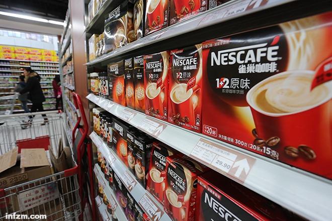 2014年12月7日,河南许昌,一家超市销售的雀巢咖啡.