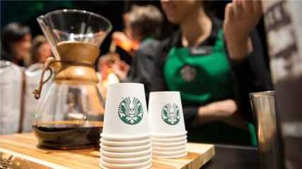 为何咖啡豆价格崩盘,商店销售杯装咖啡反而更贵?